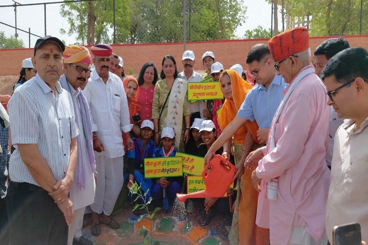 वंदे गंगा जल संरक्षण जन अभियान के दौरान पौधरोपण करते जनप्रतिनिधि व अधिकारी