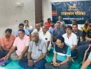 योग-ध्यान शिविर में शामिल लोग।