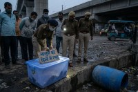 आगरा में नवजात का शव, Agra police