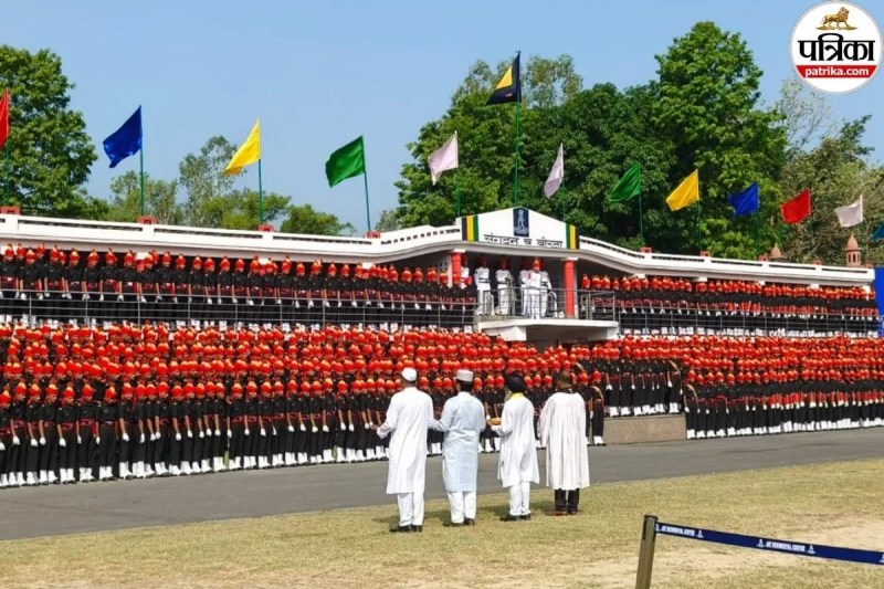 Newly trained soldiers take oath