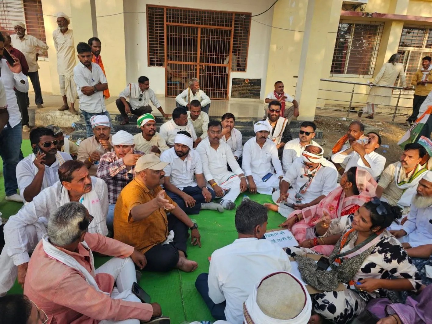 कांग्रेस नेताओं ने किसानों की समस्याओं को प्रमुखता से उठाया