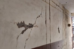 मिनी सचिवालय के ए ब्लॉक और न्यायालय भवन में कई स्थानों पर दरारें पड़ चुकी हैं। फ र्श बैठने लगा है। बरसात के समय छतों से पानी का रिसाव होने लगता है