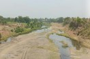 जिले की पहचान सिर्फ सर्वाधिक उपजाऊ कृषि भूमि वाले जिले से नहीं, बल्कि नर्मदा घाटी, वन संपदा और समृद्ध प्राकृतिक संसाधनों से भी रही है। लेकिन वर्ष दर वर्ष जल-जंगल और जमीन पर बढ़ते दबाब, नर्मदा समेट अन्य नदियों के किनारे सिमटती हरित पट्टी, गिरता जलस्तर कई गंभीर संकेत दे रहा है।