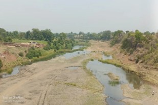 जिले की पहचान सिर्फ सर्वाधिक उपजाऊ कृषि भूमि वाले जिले से नहीं, बल्कि नर्मदा घाटी, वन संपदा और समृद्ध प्राकृतिक संसाधनों से भी रही है। लेकिन वर्ष दर वर्ष जल-जंगल और जमीन पर बढ़ते दबाब, नर्मदा समेट अन्य नदियों के किनारे सिमटती हरित पट्टी, गिरता जलस्तर कई गंभीर संकेत दे रहा है।