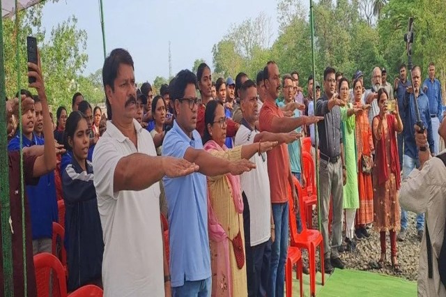 झीलों उद्यान परिसर में पौधरोपण कर जल स्रोतों को बचाने का संकल्प किया