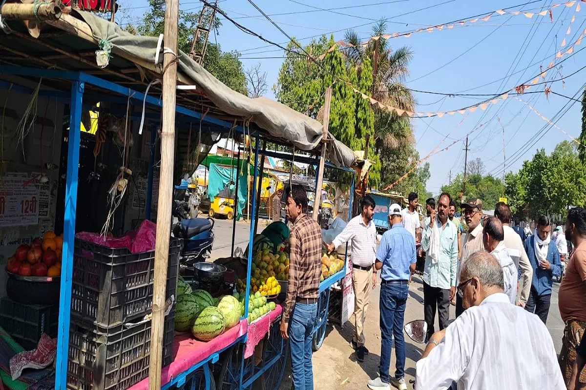 नगर पालिका ने पुलिस बल के साथ नगर पालिका चौराहा से सुभाष पार्क तक सडक़ किनारे लगने वाली करीब 67 अस्थायी दुकानों को हटाने का अभियान चलाया। इस दौरान फल, सब्जी और अन्य सामग्री बेचने वाले कई फुटपाथी विक्रेताओं को निर्धारित वैकल्पिक स्थल पर स्थानांतरित होने के निर्देश दिए गए।