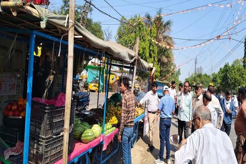 नगर पालिका ने पुलिस बल के साथ नगर पालिका चौराहा से सुभाष पार्क तक सडक़ किनारे लगने वाली करीब 67 अस्थायी दुकानों को हटाने का अभियान चलाया। इस दौरान फल, सब्जी और अन्य सामग्री बेचने वाले कई फुटपाथी विक्रेताओं को निर्धारित वैकल्पिक स्थल पर स्थानांतरित होने के निर्देश दिए गए।
