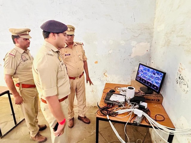 परीक्षा केंद्र का निरीक्षण करते एसपी फोटो सोर्स पुलिस मीडिया सेल