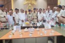जिले में अलग-अलग स्थानों के मंदिरों को निशाना बनाने वाले पांच सदस्यीय चोर गिरोह को पुलिस ने पकड़ा है। जिन्होंने पांच स्थानेां पर चोरी की घटनाएं की थीं, आरोपियों से जैन मंदिरों से चोरी गई लगभग 250 वर्ष पुरानी अष्टधातु की दो मूर्तियां, चांदी के 17 छत्र, दो चांदी के आसन सहित अन्य सामग्री बरामद की गई है।