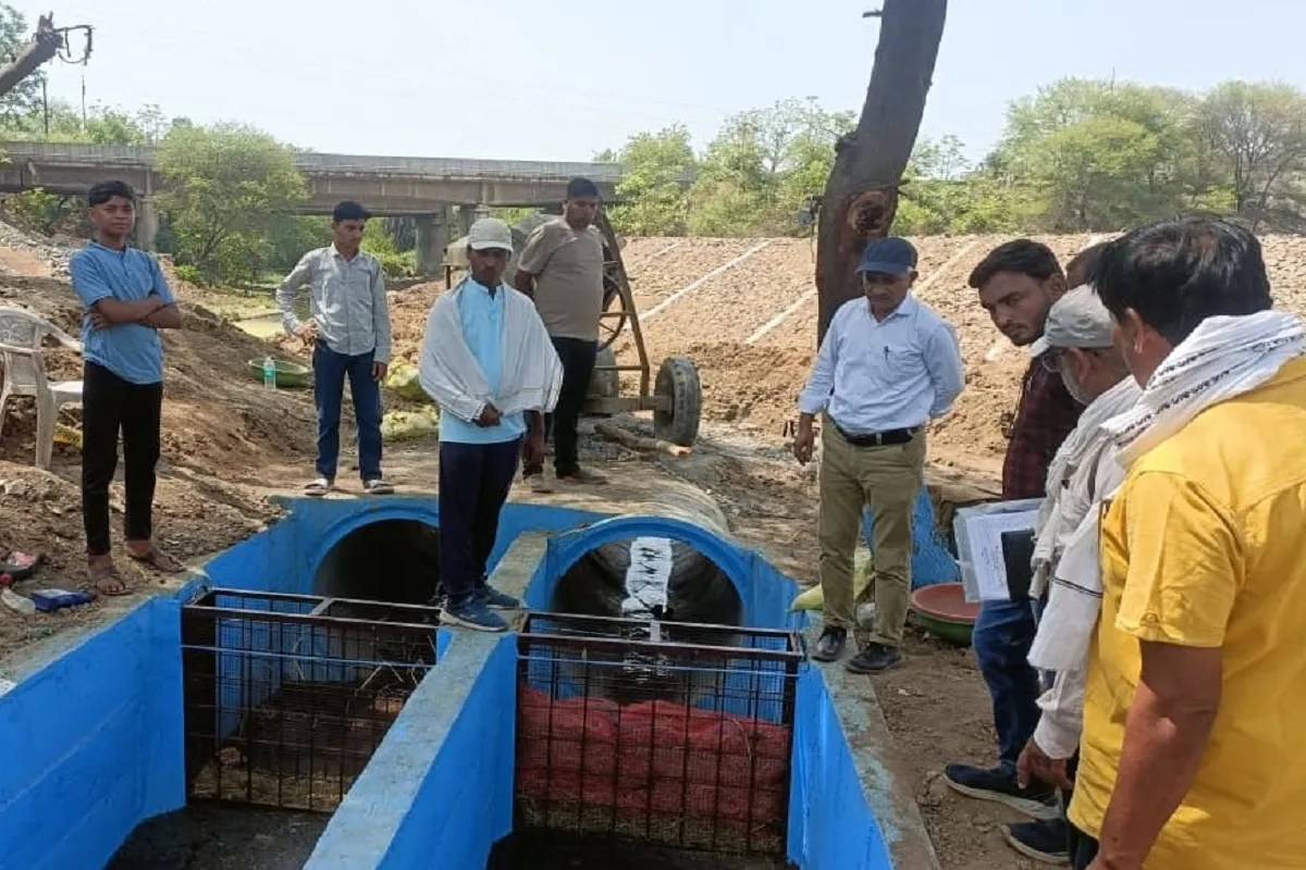 शहर से लगी ग्राम पंचायतों के क्षेत्र में सींगरी नदी को न केवल नवजीवन देने बल्कि उसके तटबंध सुरक्षित करते हुए नदी में आने वाली गंदगी को रोकने युद्धस्तर पर कार्य हो रहा है। नदी के तटीय क्षेत्र को रिवर फ्रंट की तर्ज पर विकसित करने की योजना है ताकि आमजन को नदी का सौंदर्य आकर्षित करे और बल्कि वह नदी की स्वच्छता और पवित्रता के लिए जागरूक, जिम्मेदार बनें।