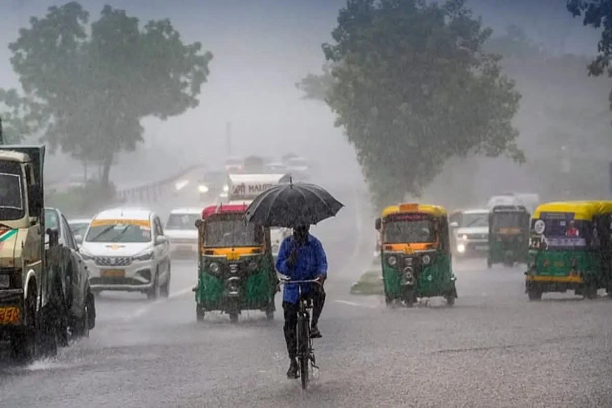 मानसून से पहले लखनऊ में मौसम का वार, तेज हवाओं से जनजीवन प्रभावित (फोटो सोर्स : भाषा संवाद WhatsApp News Group)