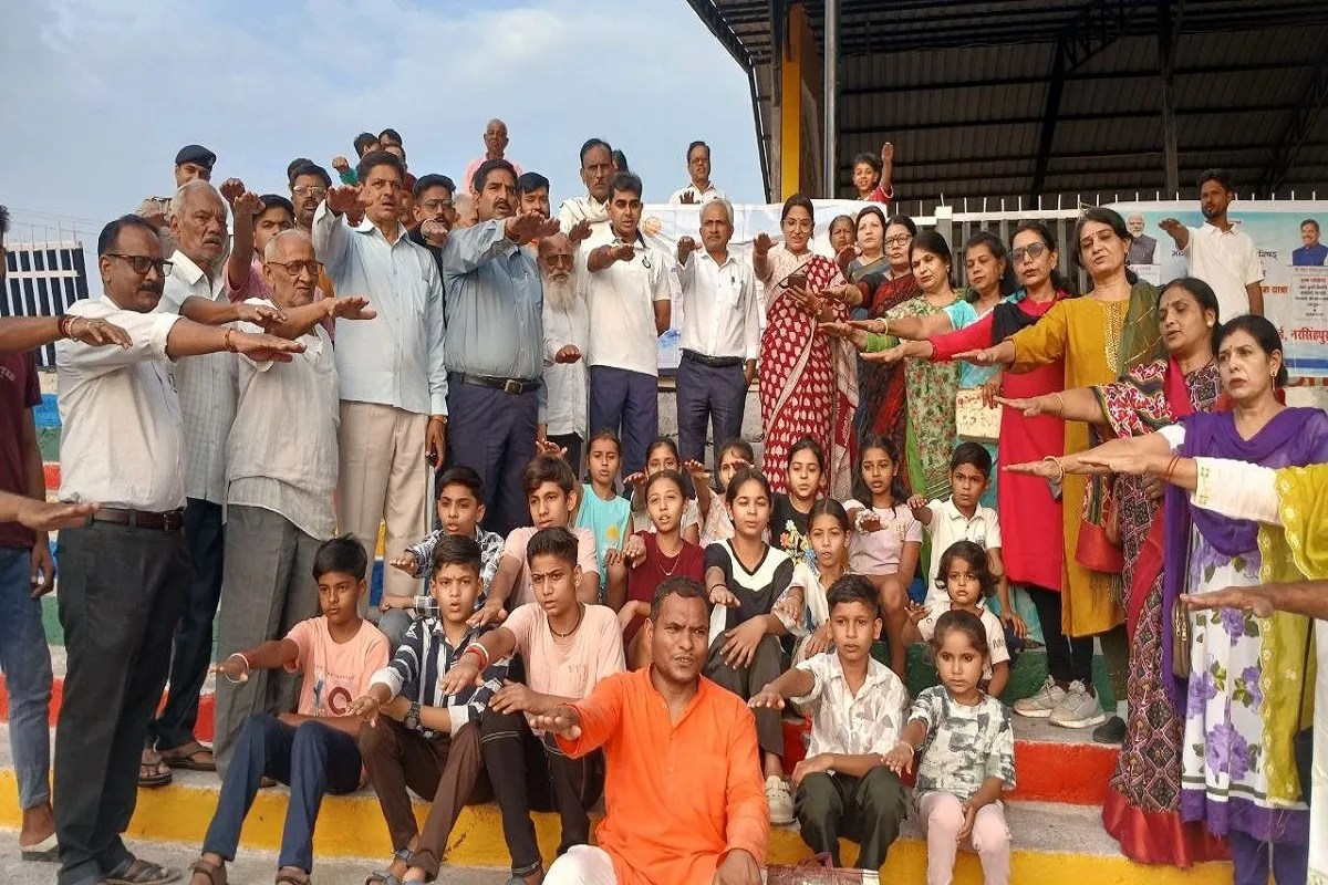 पत्रिका अमृतम जलम अभियान के तहत नगर की प्राचीन धरोहर नरसिंह तालाब परिसर में स्वच्छता एवं श्रमदान कार्यक्रम आयोजित किया गया। शाम 5 बजे से शुरू हुए इस अभियान में प्रशासनिक अधिकारियों, जनप्रतिनिधियों, सामाजिक संगठनों, खिलाडिय़ों, वरिष्ठ नागरिकों तथा नगरवासियों ने उत्साहपूर्वक सहभागिता