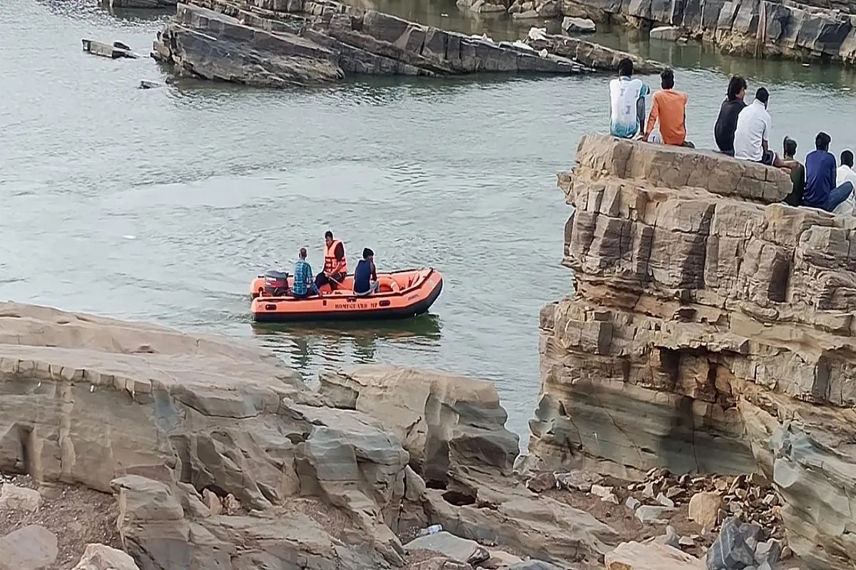 नर्मदा के सतधारा घाट स्थित भीमकुंड में बीते रविवार को नहाने के दौरान डूबे दोनों युवकों के शव रेस्क्यु टीम ने बरामद कर लिए हैं। बताया जाता है कि रेस्क्यु टीम ने डूबे युवकों की तलाशी के लिए मोटरबोट से पानी में प्रेशर बनाया और कांटे डाले तब कहीं जाकर पत्थरों में फंसे शव मिल सके।