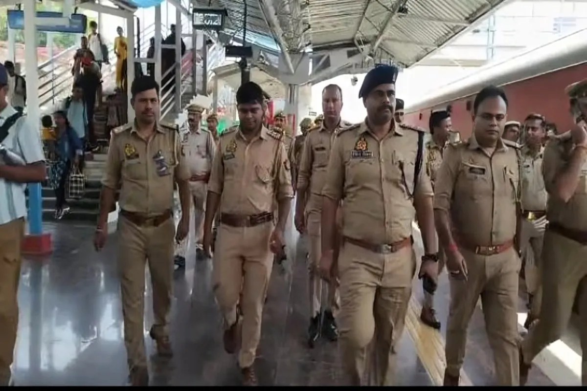 ऐशबाग रेलवे स्टेशन पर बम की सूचना से मचा हड़कंप, सुरक्षा एजेंसियों ने संभाला मोर्चा (फोटो सोर्स : भाषा संवाद WhatsApp News Group)