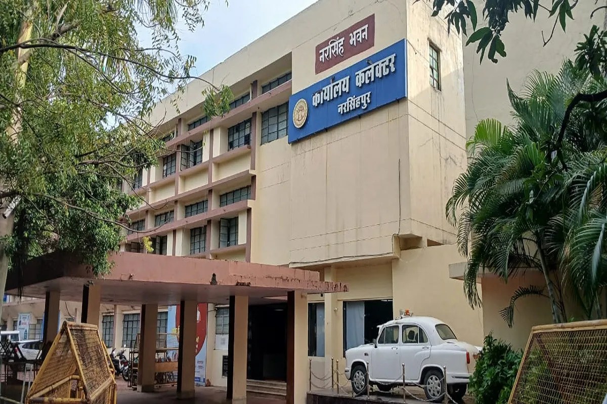 जिले में शासन स्तर से लेकर जिला स्तर तक चली तबादलों की बयार से कहीं खुशी कहीं गम का माहौल बना हुआ है। जिसमें सबसे अधिक सुर्खियों में खनिज अधिकारी का तबादला है जो यहां दूसरी बार पदस्थ हुए थे और उनकी कार्यप्रणाली निरंतर चर्चाओं में रही।