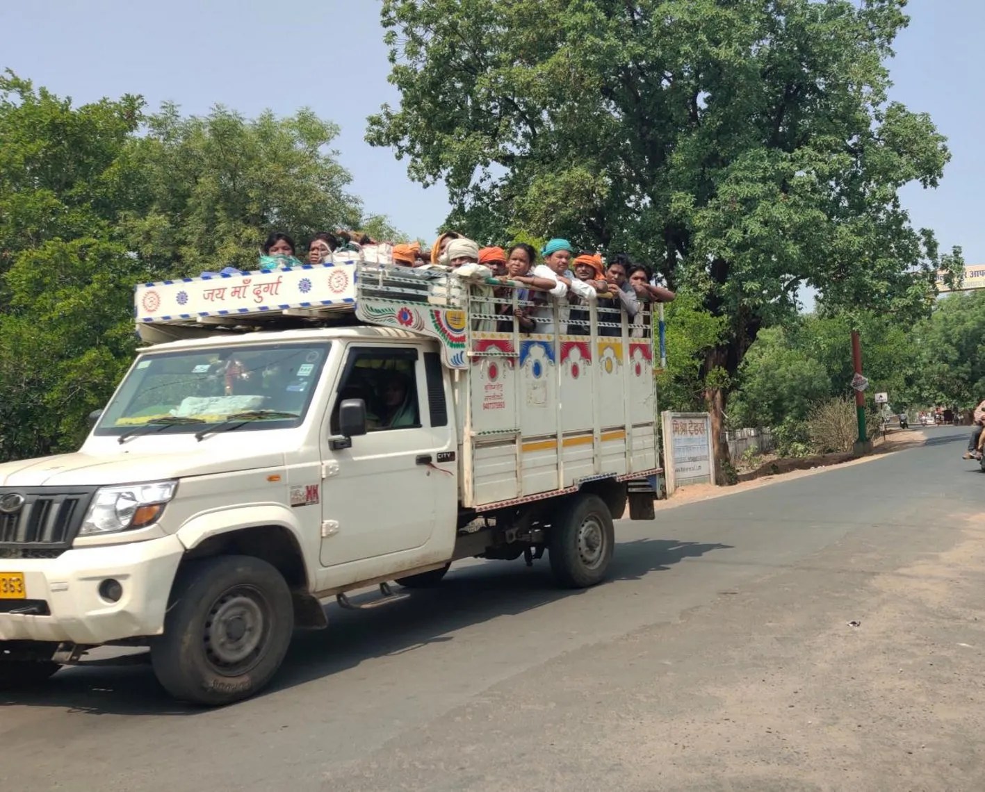 सीमावर्ती क्षेत्रों से हर रोज जान जोखिम में डालकर शहर पहुंच रहे श्रमिक