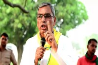 Om Prakash Rajbhar Surya Murder Case: सूर्या हत्याकांड में राजभर का पलटवार, सपा पर अपराधियों के बचाव का आरोप (फोटो सोर्स : भाषा WhatsApp News Group)