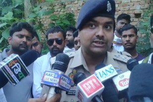 प्रकरण के विषय में जानकारी देते सीओ फोटो सोर्स पत्रिका