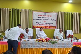 अधिकारियों के साथ समीक्षा करती MD रिया केजरीवाल फोटो सोर्स बिजली विभाग