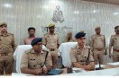 पकड़े गए आरोपी प्रेस वार्ता करते अपर पुलिस अधीक्षक फोटो सोर्स पुलिस X अकाउंट