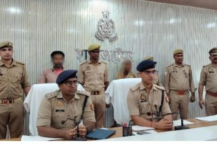 पकड़े गए आरोपी प्रेस वार्ता करते अपर पुलिस अधीक्षक फोटो सोर्स पुलिस X अकाउंट