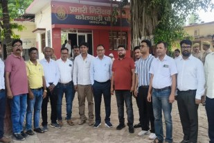 काकरोच पार्टी की सदस्यता लेने से मना करने पर डॉक्टर को पीटा