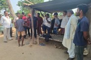 घटना के बाद घर के पास जुटे ग्रामीण फोटो सोर्स पत्रिका