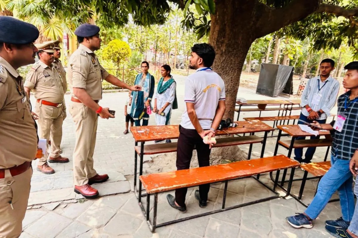 परीक्षा केंद्र का निरीक्षण करते एसपी फोटो सोर्स पुलिस मीडिया सेल