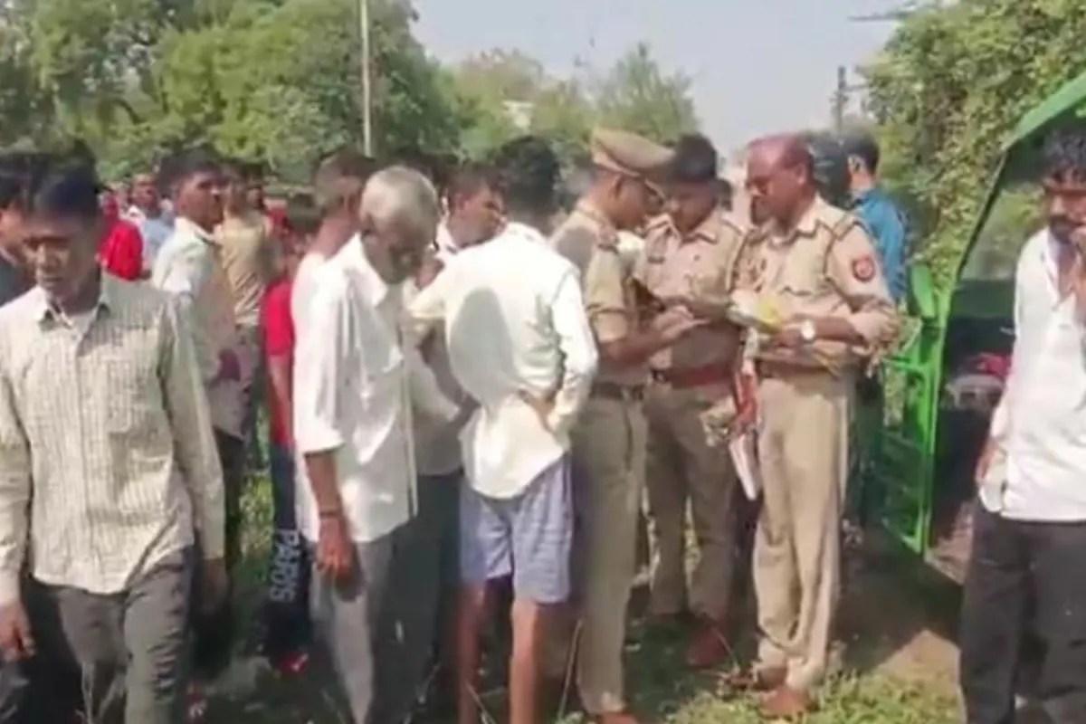 घटनास्थल पर जूटी लोगों की भीड़ फोटो सोर्स पुलिस ट्विटर अकाउंट