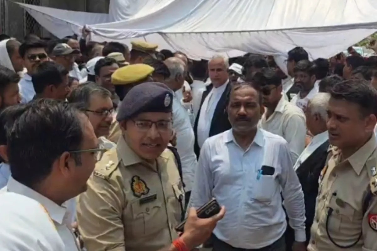 SP Vineet Jaiswal talking to the lawyers
