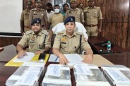 पकड़े गए आरोपों के साथ पुलिस टीम बरामद आभूषण और नगदी सोर्स पुलिस मीडिया सेल