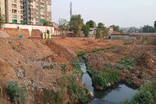 स्वर्ण रेखा के सहायक नाले को मिट्टी से पाटा; जोनल ऑफिसर के विरोध के बाद भी अफसरों ने बांट दीं अवैध मंजूरियांघनी बस्ती 'रानीपुरा' पर डूब का संकट