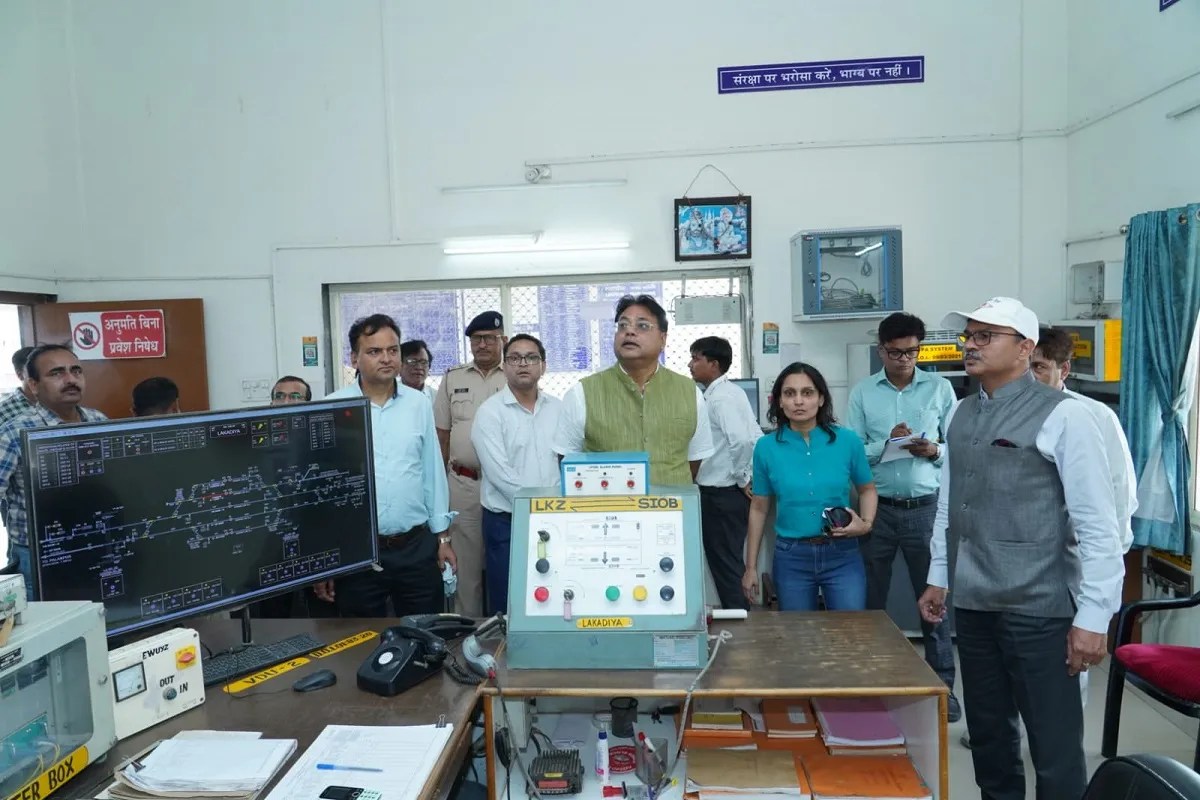 Western Railway GM Reviews Various Aspects of Passenger Safety