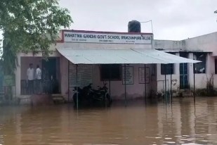 नों पर पानी भरने और असुरक्षित रास्तों के कारण बच्चों का स्कूल और आंगनबाड़ी केंद्रों तक पहुंचना भी मुश्किल हो जाता है।