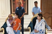 पद्मजा से मुलाकात के दौरान भावुक दिखे राजनाथ सिंह, जताई गहरी संवेदना (फोटो सोर्स : भाषा WhatsApp News Group)
