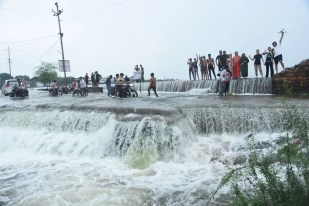 मानसून के दौरान जिले के कई इलाके जानलेवा बन गए हैं। कालीसिंध-आहू नदी संगम, शहर का नया तालाब, ईदगाह रोड और ग्रामीण क्षेत्रों की रपटें हर वर्ष दुर्घटनाओं और मौतों की दर्दनाक कहानियां दोहराती हैं