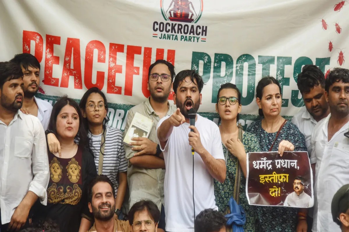जंतर-मंतर के बाद अब पुणे में ‘कॉकरोच जनता पार्टी’ का हल्लाबो