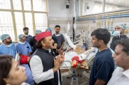 Akhilesh Yadav meets the injured in KGMU