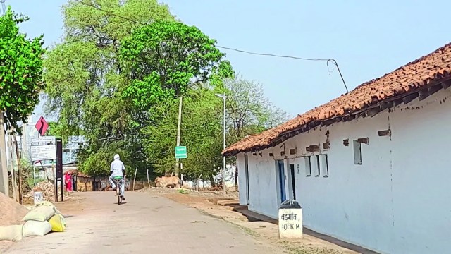 ग्रामीणों का कहना है कि दरबारी नवागांव से बड़गांव होते हुए सीधे संबलपुर तक सड़क और पुल-पुलिया का निर्माण हो जाए तो हजारों लोगों को राहत मिलेगी।