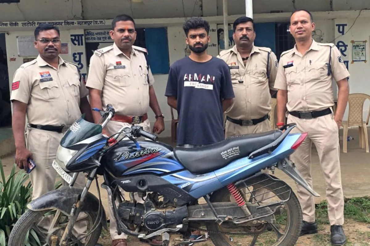 Crime Against Girl: गर्लफ्रेंड को घर लाकर लूट ली अस्मत, फिर बंधक बनाकर बेल्ट-डंडे से बेदम पीटा, डॉक्टरों से बोला- सडक़ हादसे में हुई है घायल