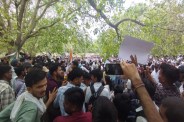 हंगामे की कोशिश करने वाला युवक खदेड़ा गया (फोटो सोर्स : Ritesh Singh )