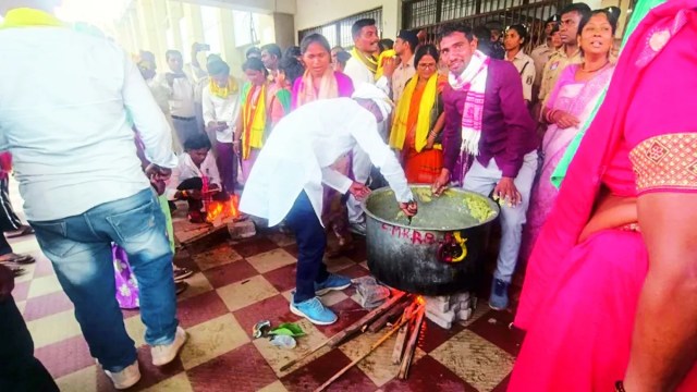 कलेक्टर मिलने नहीं आई तो उनके इंतजार में कलेक्टर परिसर में चूल्हा जलाया और खाना बनाने की तैयारी में जुट गए।