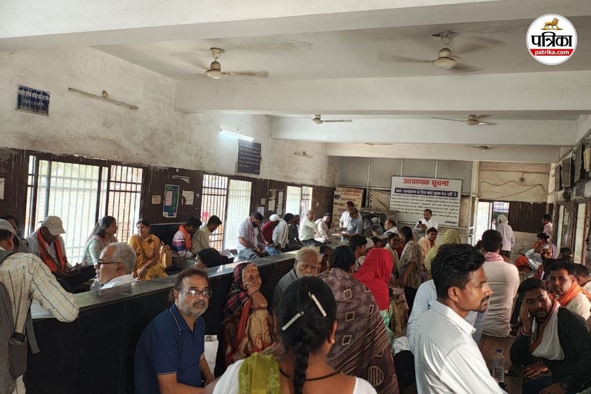 जनता कतारों में: Government Service Delay (फोटो सोर्स- पत्रिका)