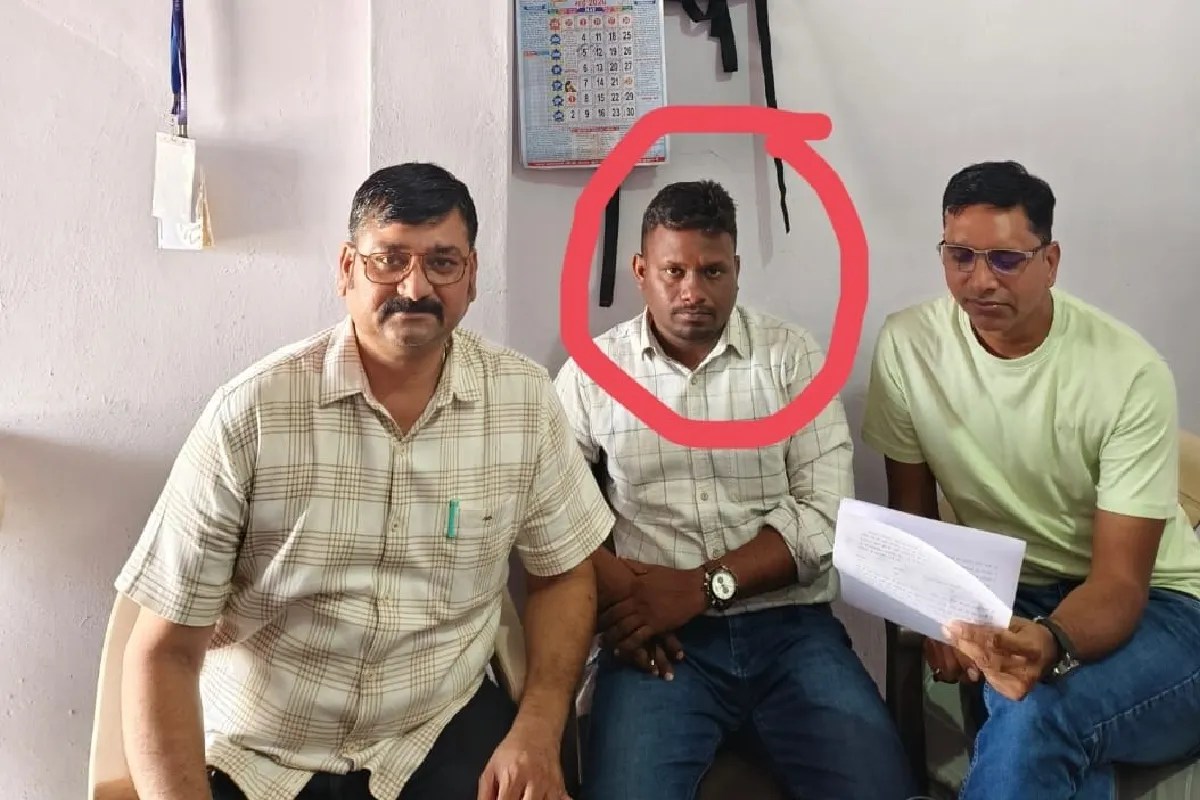 Patwari caught taking bribe of 5000 rs in his private office lokayukta action mp news