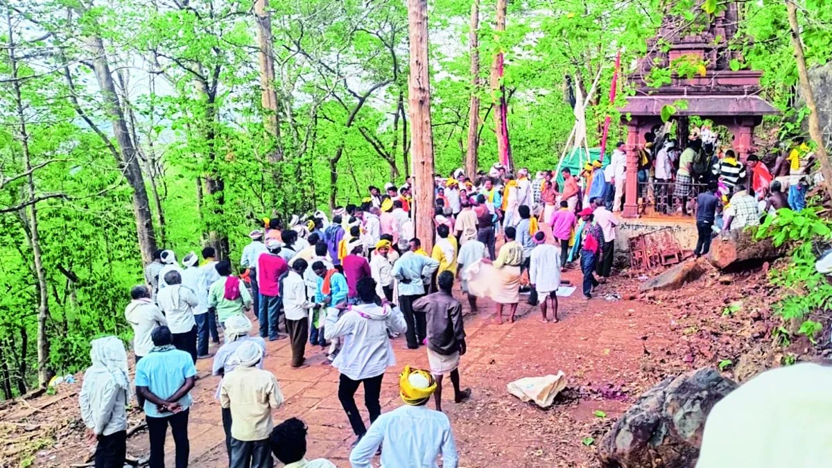 सर्व आदिवासी समाज द्वारा डौंडीलोहारा ब्लॉक के ग्राम तुएगोंदी में देवजातरा का आयोजन किया गया। कार्यक्रम कड़ी पुलिस सुरक्षा के बीच शांतिपूर्ण तरीके से संपन्न हुआ। इस आयोजन में बड़ी संख्या में आदिवासी समाज के लोग शामिल हुए।