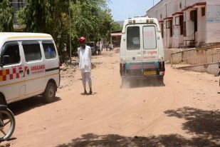 Bundi : रोग बांट रहा जिला अस्पताल, एक माह से उड़ रहे धूल के गुबार