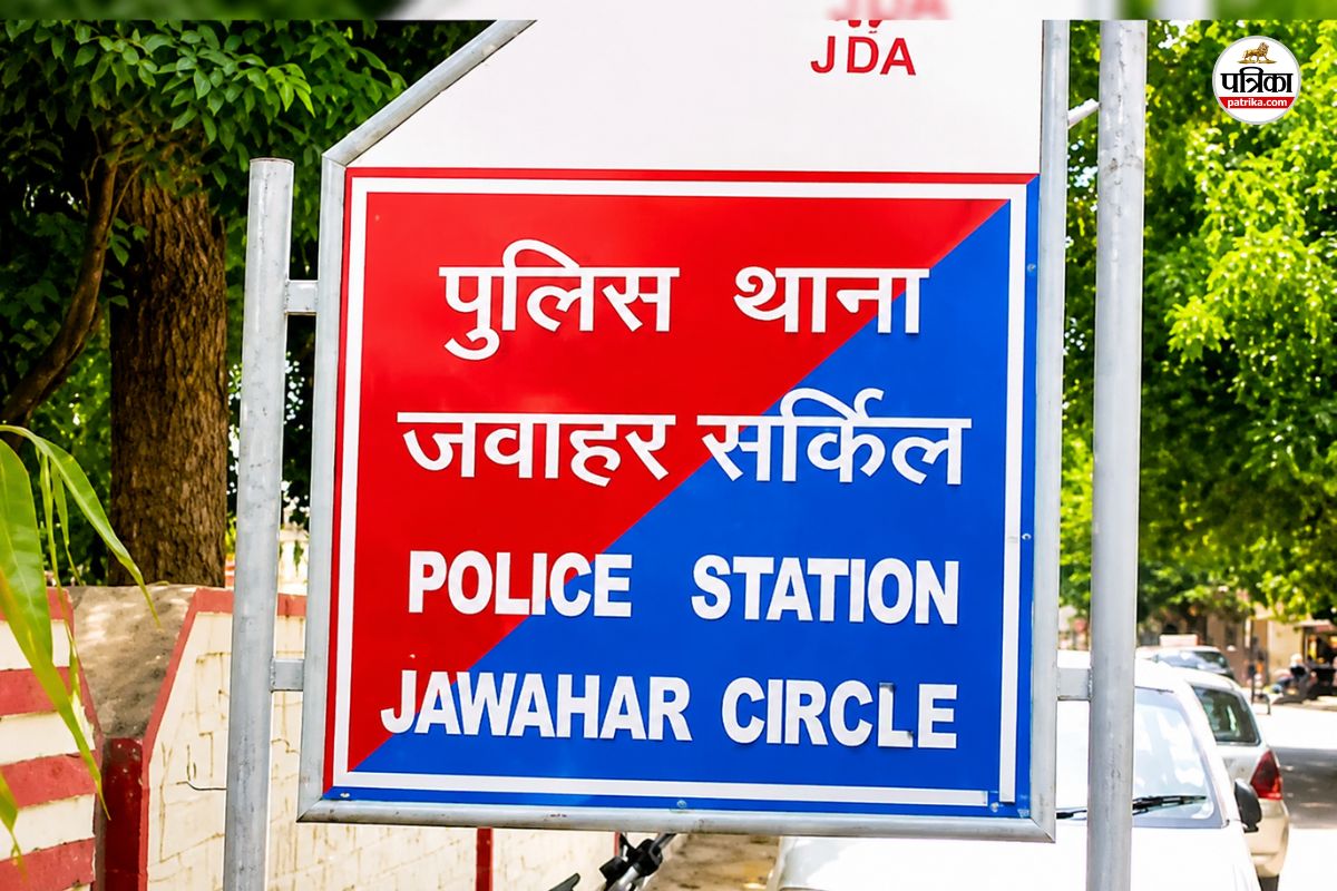Jaipur Gaurav Tower female tourist High voltage drama Drunk breaks cab window