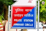 Jaipur Gaurav Tower female tourist High voltage drama Drunk breaks cab window