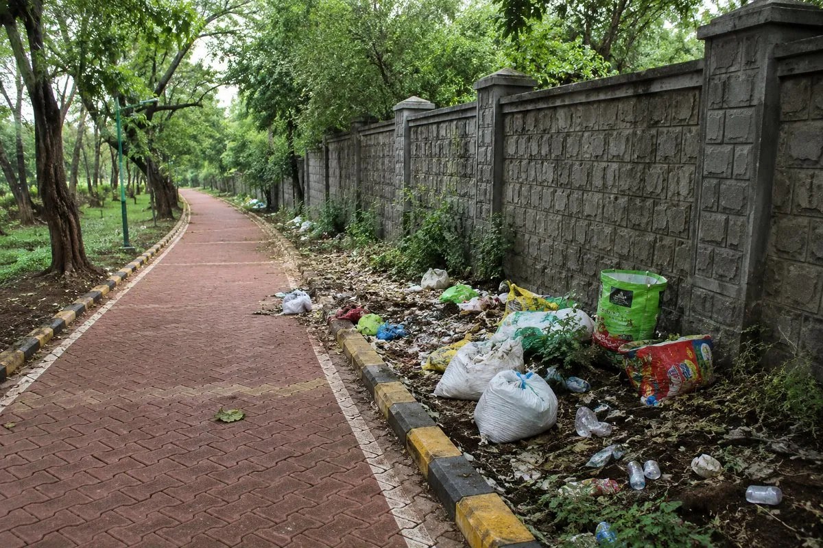 जेयू का ऑक्सीजन ट्रैक बना 'डंपिंग यार्ड',