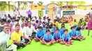 नए शिक्षण सत्र की शुरुआत मंगलवार से हो गई है। आधी- अधूरी तैयारी के बीच बच्चे स्कूल पहुंचे। डौंडी ब्लॉक के शासकीय प्राथमिक शाला कांडे में पहले दिन ही ग्रामीणों ने ताला जड़ दिया।